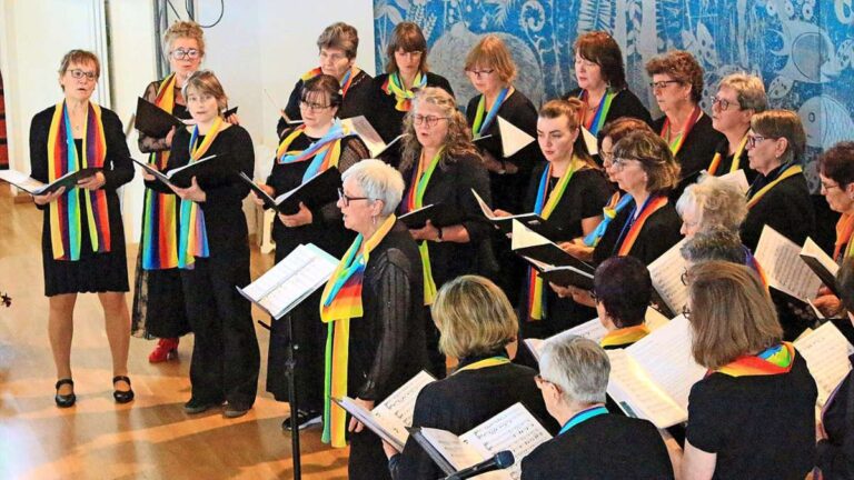 Der Frauenchor Judenbach, in der Mitte Dirigentin Barbara Zach als Solistin bei „Frühlingswind“. Am Sonntagnachmittag gab es im Kultursaal 100 ein Programm der Extraklasse. (Foto: Doris Hein)