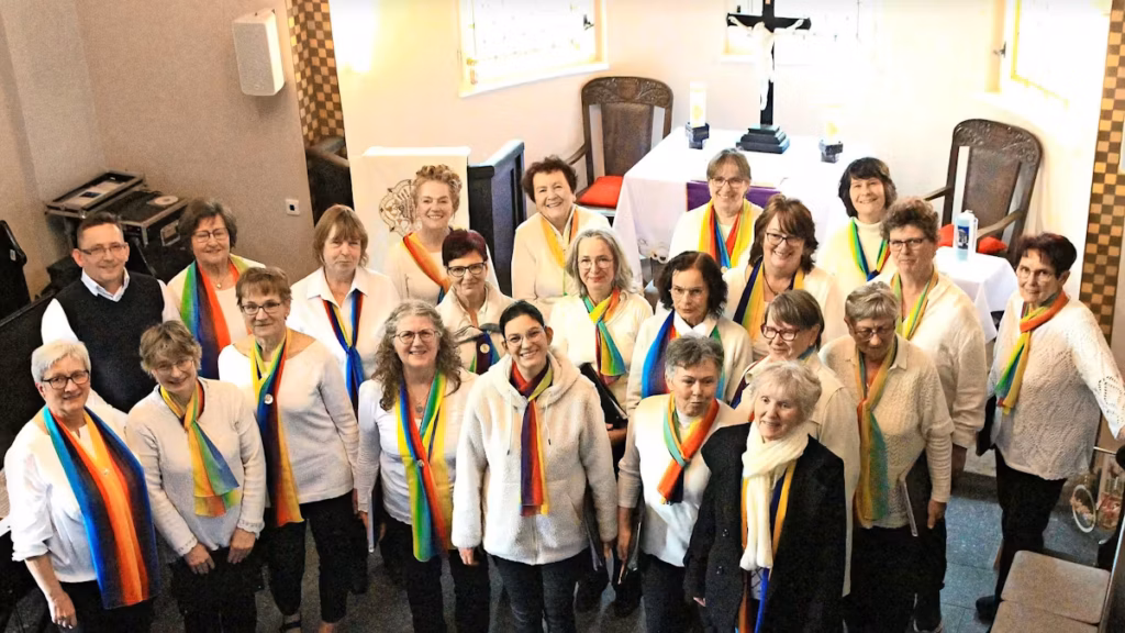 Unter Leitung von Barbara Zach (links) bot der Judenbacher Frauenchor ein buntes Frühlingsprogramm dar. Foto: Doris Hein