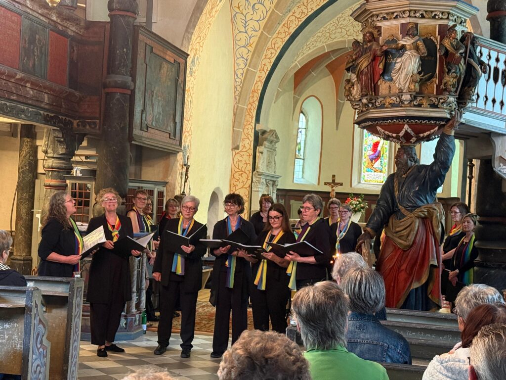 Die Bebos bei ihrem Auftritt im Chorraum der Heilig-Geist-Kirche
