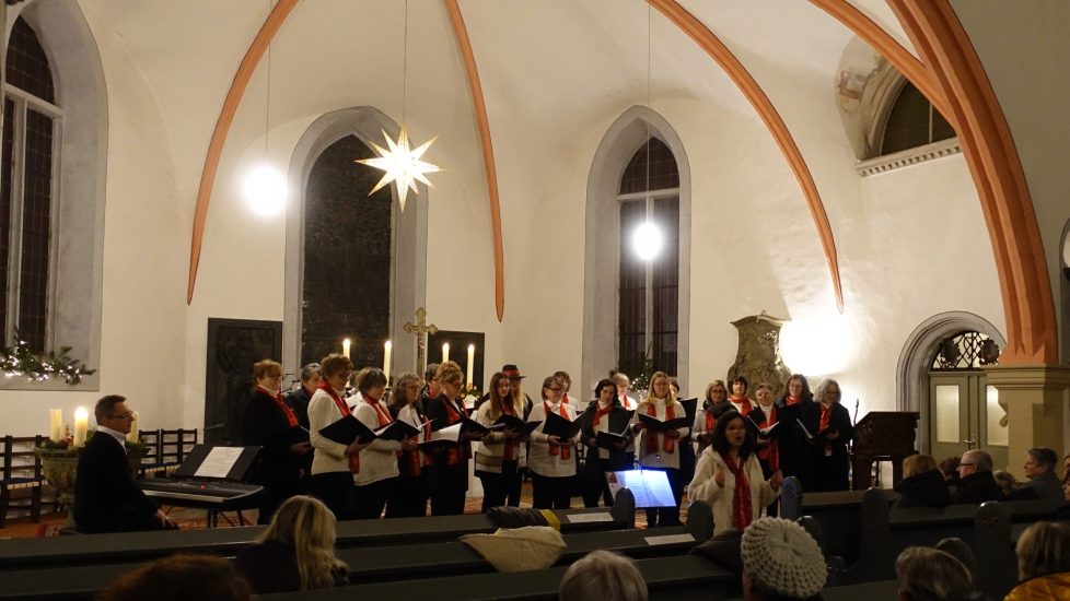 Der Frauenchor Judenbach beim Konzert in der Dreifaltigkeitskirche in Neuhaus-Schierschnitz